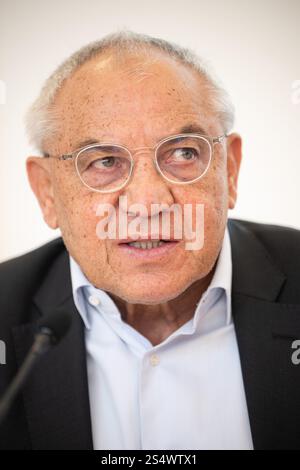 Berlin, Allemagne. 13 janvier 2025. Felix Magath, entraîneur et mécène allemand de football, prend la parole lors d'une conférence de presse sur le cours inclusif d'entraînement des entraîneurs 'Doppelpass' dans le football. La formation tandem est conçue pour former des équipes de deux personnes avec et sans déficience intellectuelle à devenir entraîneurs de base DFB. Crédit : Sebastian Christoph Gollnow/dpa/Alamy Live News Banque D'Images