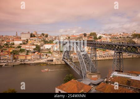 Le Ponte de Dom Luis 1 dans la vieille ville sur le fleuve Douro à Ribeira dans le centre-ville de Porto à Porugal en Europe. EUROPE PORTUGAL PORTO RIBEIRA Banque D'Images
