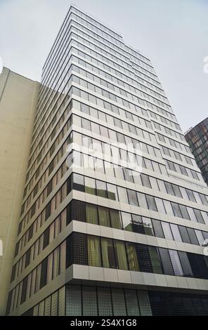 Un immeuble de bureaux moderne doté d'une superbe façade en verre réfléchissant pour plus d'attrait Banque D'Images