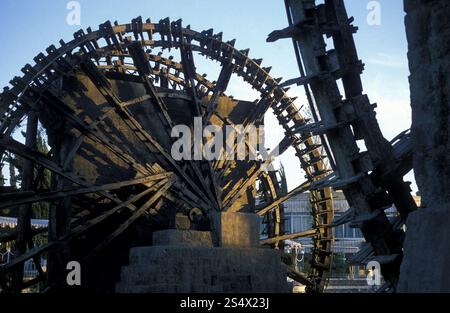 Un wheelsl l'eau en bois traditionnel norias dans la ville de Hama en Syrie au Moyen-Orient Banque D'Images