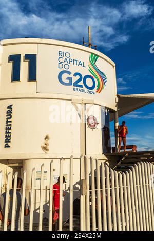 Un sauveteur professionnel surveille Leblon et Ipanema Beach à Rio de Janeiro, au Brésil. Banque D'Images