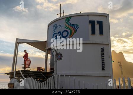 Un sauveteur professionnel surveille Leblon et Ipanema Beach à Rio de Janeiro, au Brésil. Banque D'Images