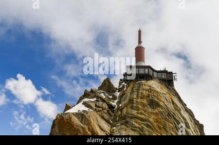 Sommet de l'aiguille du midi (3842 m) dans le massif du Mont Blanc des Alpes françaises, Chamonix, haute Savoie, Auvergne Rhône Alpes, France Banque D'Images