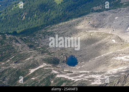 Vue aérienne du lac Bleu, un lac alpin à une courte distance du Plan de l'aiguille (2317 m), dans le massif du Mont Blanc, Chamonix, France Banque D'Images