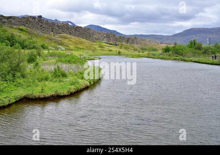 Rivière Oxará, rift Almannagjá et parlement de l'Althing. Parc national de Thingvellir, Islande. Banque D'Images