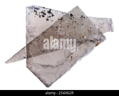 La muscovite mica minéral naturel commun plaques isolé sur fond blanc Banque D'Images