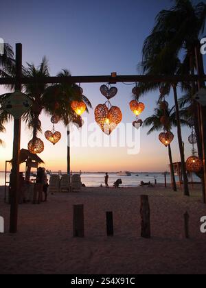 Image verticale d'une entrée de Playa Norte décorée de lumière sur l'Isla Mujeres, Quintana Roo, Mexique en novembre 2023 pendant le coucher du soleil. Banque D'Images