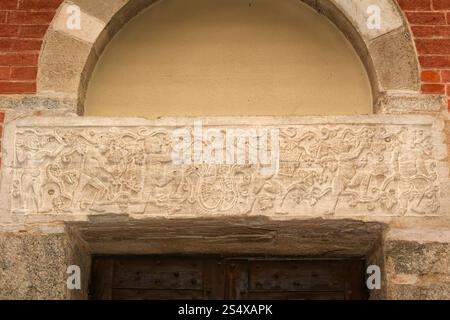 Frise de marbre romaine du début du Chrétien avec putti récoltant des raisins, une fois partie d'un sarcophage - 4ème c - Basilique de Sant'Ambrogio (préparé Ambrose) - Milan Banque D'Images