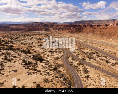 Vue aérienne de l'Interstate 70 se divisant en une boucle de zone de repos pittoresque entourée de terrain désertique et de falaises de roche rouge dans le centre de l'Utah Banque D'Images