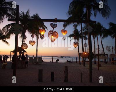 Une entrée à Playa Norte décorée avec de la lumière sur l'Isla Mujeres, Quintana Roo, Mexique en novembre 2023 pendant le coucher du soleil. Concept : lune de miel Banque D'Images