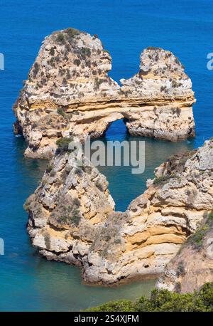 Ponta da Piedade (groupe de rock formations le long des côtes de la ville de Lagos, Algarve, Portugal). Banque D'Images