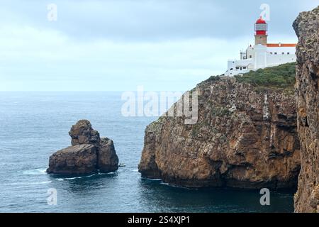 Phare sur falaise (Cap St Vincent, Sagres, Algarve, sud du Portugal). Banque D'Images