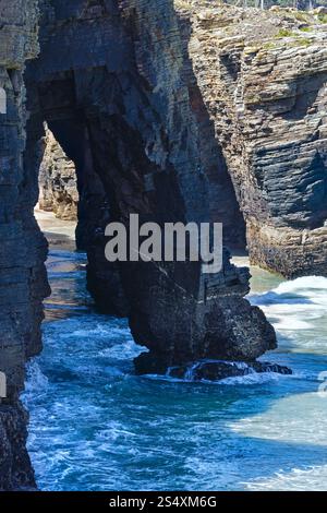 Arches de roche naturelle, sur la plage des Cathédrales à marée basse (côte cantabrique, Lugo (Galice), Espagne). Banque D'Images