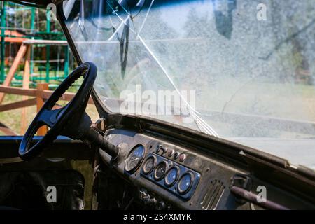 Volant et tableau de bord de l'ancien véhicule hors route à sunny day Banque D'Images