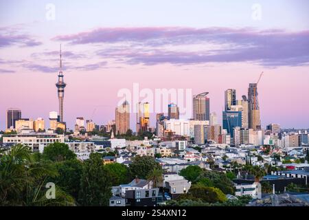 Horizon d'Auckland au crépuscule avec l'emblématique Skytower et les bâtiments du quartier central des affaires du centre-ville, Nouvelle-Zélande, Nouvelle-Zélande. Banque D'Images