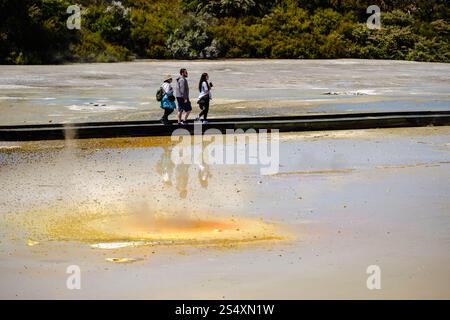 Visiteurs marchant sur la promenade traversant Champagne Pool à Wai-O-Tapu Thermal Wonderland, Rotorua, Nouvelle-Zélande, Nouvelle-Zélande, Nouvelle-Zélande, Nouvelle-Zélande, explorant les piscines géothermiques colorées. Banque D'Images