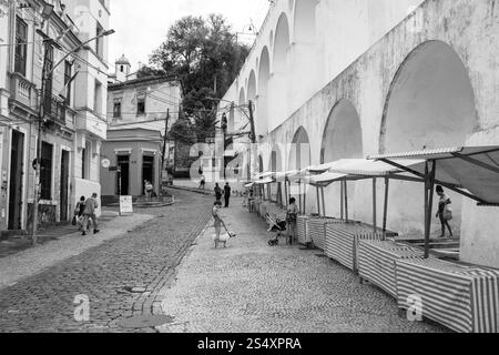 Scène de rue en noir et blanc près de l'aqueduc Carioca dans le quartier Lapa de Rio de Janeiro, Brésil. Banque D'Images