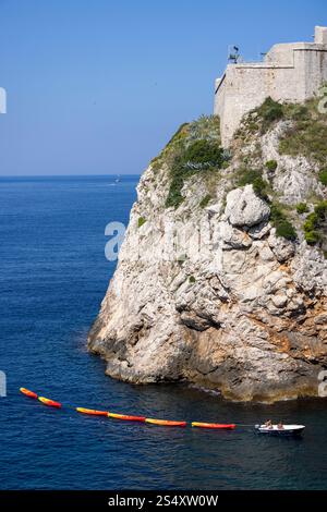 Dubrovnik, Croatie - 27 juin 2023 : transport de kayaks colorés pour les touristes par l'eau sur la mer Adriatique jusqu'au port ouest Banque D'Images