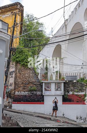 Une femme prend une photo de la statue de Ze Pelintra, à l'extérieur du sanctuaire du même nom dans le district de Lapa à Rio de Janeiro, au Brésil. Banque D'Images