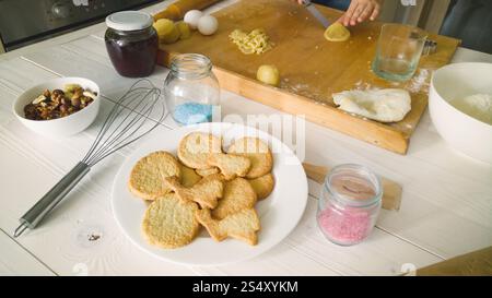 Photo aux tons frais de cookies sur plat à la cuisine Banque D'Images