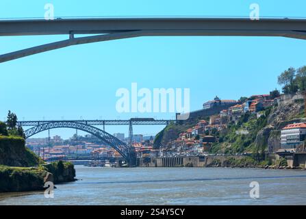 Le Dom Luis I (ou Luiz I) Pont sur le fleuve Douro, Porto, Portugal. Les gens sont méconnaissables. Banque D'Images