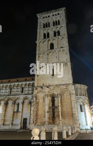 Lucca (Toscane, Italie centrale) vue nocturne de la ville. San Michele in Foro (église basilique catholique romaine). Banque D'Images