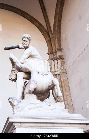 Voyage d'Italie - statue d'hercules et de nessus sur Piazza della Signoria dans la ville de Florence. Battre le Centaure Nessus Hercules est en sculpture par Pie Banque D'Images