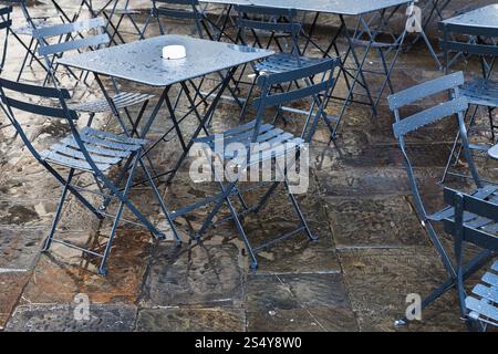 Voyage d'Italie - wet tables de restaurant de rue dans la ville de Florence, après pluie d'automne Banque D'Images