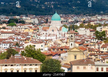Voyage d'Italie - vue de la ville de Florence, avec grande Synagogue (Tempio Maggiore) à partir de la Piazzale Michelangelo en soirée d'automne Banque D'Images