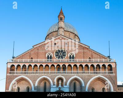 Voyage d'Italie - Façade de la Basilique pontificale de Saint Antoine de Padoue (Basilica di Sant'Antonio di Padova) dans la ville de Padoue Banque D'Images