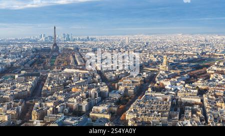 Voyage en France - Paris avec la Tour Eiffel et Les Invalides palais de twilight en hiver - Tour Maine Montparnasse (Tour Montparnasse) Banque D'Images