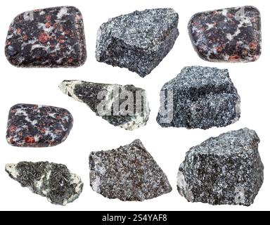 Collection de divers minéraux amphibole hornblende dans stones isolé sur fond blanc Banque D'Images