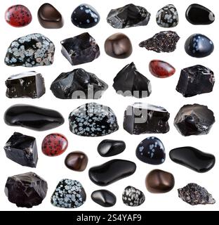 Collecte de différentes matières premières a chuté et l'obsidienne (verre volcanique) pierres minérales isolé sur fond blanc Banque D'Images