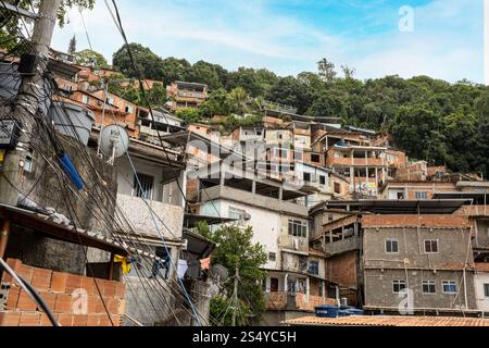Maisons jumelées sur la colline à Favela Pereira da Silva, Rio de Janeiro, Brésil Banque D'Images