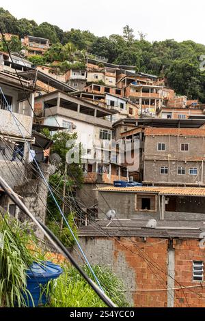 Maisons jumelées sur la colline à Favela Pereira da Silva, Rio de Janeiro, Brésil Banque D'Images