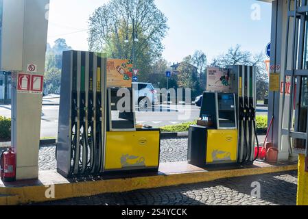 Turin, Italie - 25 novembre 2024 : station-service ENI dans le centre de Turin ou Torino, Piémont, Italie Banque D'Images