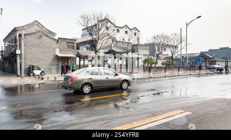 PÉKIN, CHINE - 19 MARS 2017 : les gens et les voitures dans la rue Liangshidian dans le quartier d'affaires de Dashilanr, au sud de la place Tiananmen, à l'ouest de Qianmen Banque D'Images