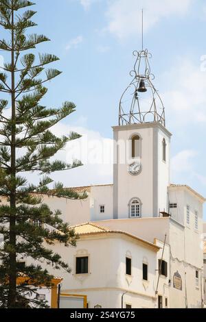 Voyage à Algarve Portugal - clocher de l'église Santa Ana ( Igreja de Santana) dans la vieille ville de la ville d'Albufeira Banque D'Images