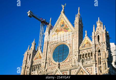 Voyage d'Italie - Façade de la cathédrale (Duomo) en journée d'hiver ensoleillée Banque D'Images