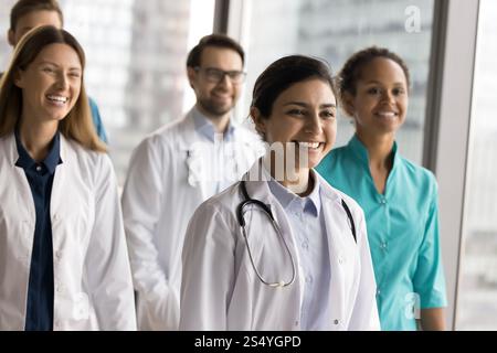Groupe de médecins divers posant ensemble dans le bureau de la clinique Banque D'Images
