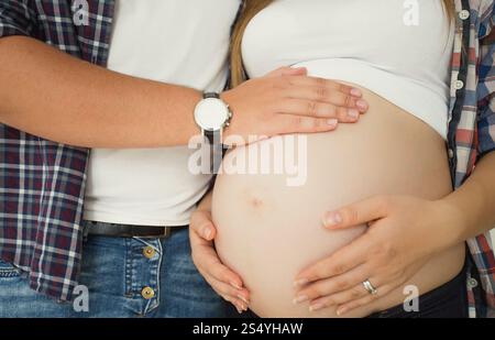 Gros plan photo tonique d'un jeune homme touchant le ventre d'une femme enceinte Banque D'Images