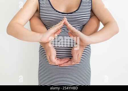 Gros plan photo d'un couple heureux tenant la main en forme de maison Banque D'Images