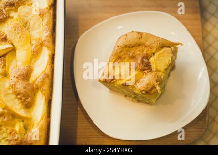 Morceau de tarte aux pommes maison sur plat blanc Banque D'Images