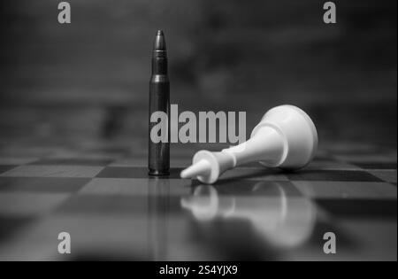 Photo en gros plan noir et blanc de Bullet Wins jeu d'échecs. Concept de puissance des armes à feu Banque D'Images