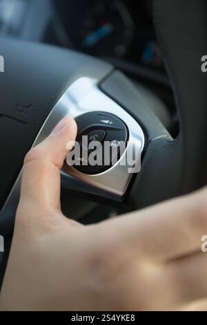 Gros plan du conducteur à l'aide du tableau de bord au volant Banque D'Images