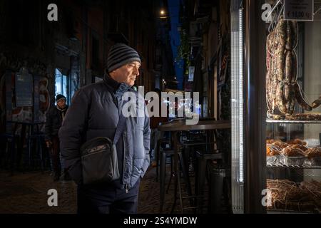 Naples, Italie - 12 décembre 2024 : une boucherie dans le centre historique de la ville expose des saucisses et des salamis, produits typiques de la Napolit Banque D'Images
