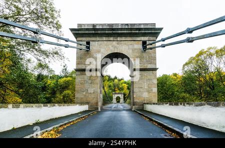 Pont suspendu en chaîne Stadlec avec route et terrasse historique en bois sur la rivière Luznice. Monument culturel national tchèque et point de repère dans la nature automnale. Banque D'Images