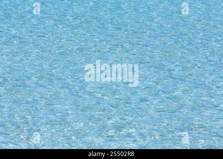 L'eau de mer bleue avec des vagues de surface et certains Vue de dessous. Abstract background pattern. Banque D'Images