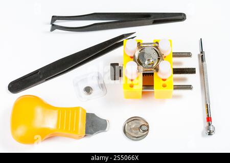 atelier horloger - ensemble de divers outils pour remplacer la batterie dans la montre sur fond blanc Banque D'Images