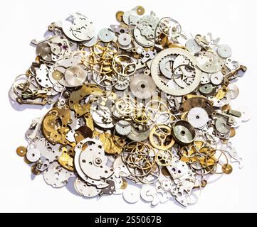 Atelier horloger - tas de vieilles pièces de rechange montre sur fond blanc Banque D'Images